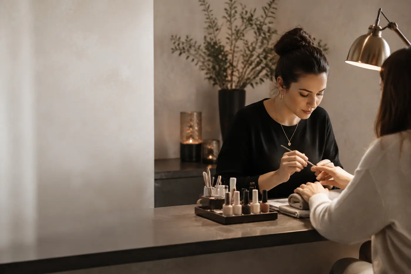Professionelles Nagelstudio bei einer Maniküre